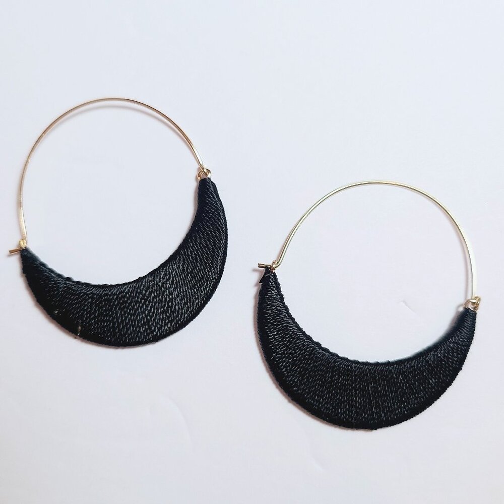 Black & Gold Woven String Hoop Earrings – Boho Chic - Picture 4 of 7